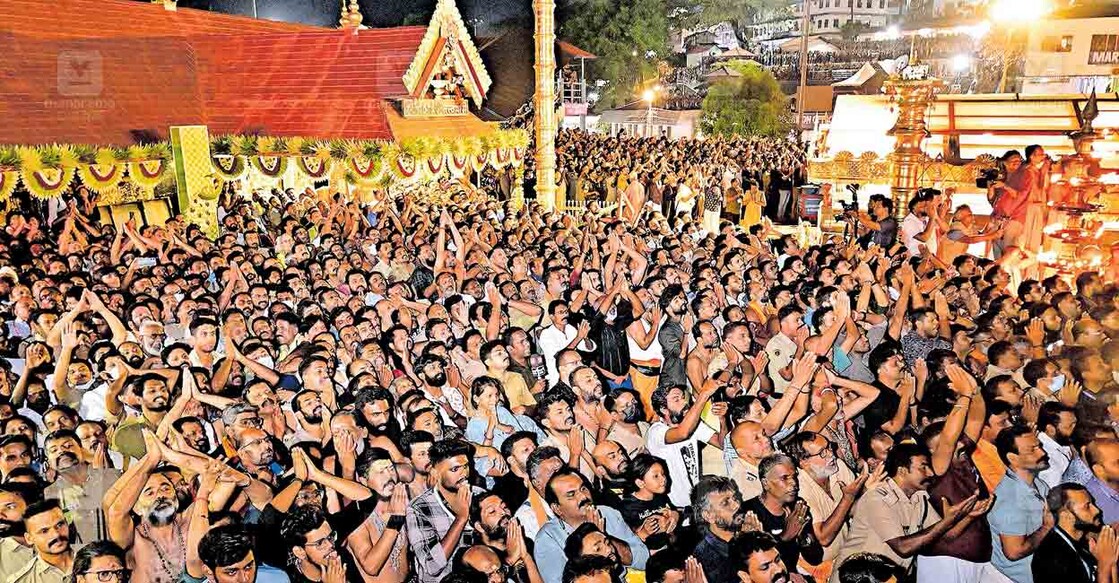 
ജ്യോതിസ്വരൂപം കണ്ട്: മകരസംക്രമ സന്ധ്യയുടെ പുണ്യമായി പൊന്നമ്പലമേട്ടിൽ തെളിഞ്ഞ ജ്യോതി ശബരിമല 
സന്നിധാനത്തു നിന്നു തീർഥാടകർ ദർശിക്കുന്നു. ചിത്രം: നിഖിൽരാജ് / മനോരമ