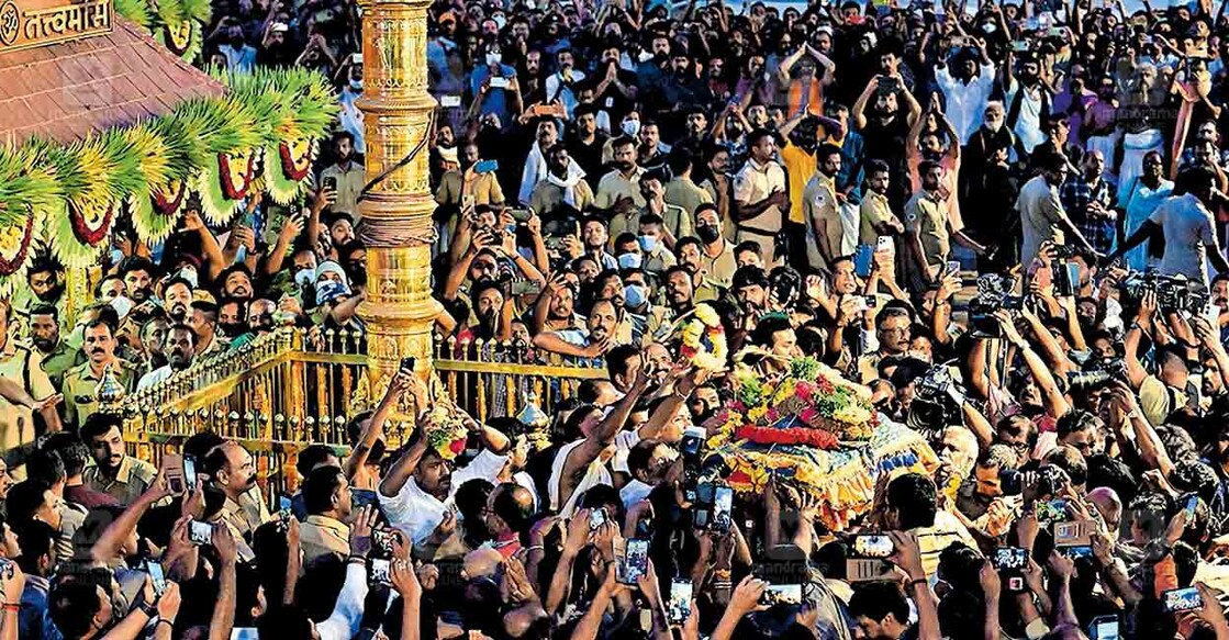 മകരസംക്രമസന്ധ്യയിൽ ശബരിമലയിൽ അയ്യപ്പനു ചാർത്താനുള്ള തിരുവാഭരണം കൊടിമരച്ചുവട്ടിൽ എത്തിയപ്പോൾ.
ചിത്രം: മനോരമ  
