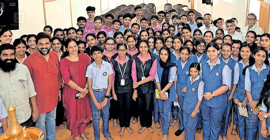 ‘ഹോർത്തൂസ് വായന’ സാഹിത്യ പരിപാടികളുടെ ജില്ലാതല ഉദ്‌ഘാടനത്തിന്റെ ഭാഗമായി പ്രമാടം നേതാജി ഹയർ സെക്കൻഡറി സ്കൂളിൽ സംഘടിപ്പിച്ച  സാഹിത്യ ചർച്ചയിൽ പങ്കെടുത്ത വിദ്യാർഥികൾ മലയാള മനോരമ എഡിറ്റോറിയൽ ഡയറക്‌ടർ ജോസ് പനച്ചിപ്പുറത്തിനൊപ്പം. മനോരമ പത്തനംതിട്ട യൂണിറ്റ് കോഓർഡിനേറ്റിങ് എഡിറ്റർ ജോൺ കക്കാട്,  ഔട്സൈഡ് കേരള എഡിഷൻ ചീഫ് ന്യൂസ് എഡിറ്റർ ടി.ആർ.സുഭാഷ്, മനോരമ ബുക്സ് എഡിറ്റർ ഇൻ ചാർജ് തോമസ് ഡൊമിനിക്, നേതാജി എച്ച്എസ്എസ് പ്രിൻസിപ്പൽ പി.കെ.അശ്വതി, അധ്യാപകരായ മനോജ് സുനി, കെ.ജെ.ഏബ്രഹാം എന്നിവർ സമീപം. ചിത്രം:മനോരമ  
