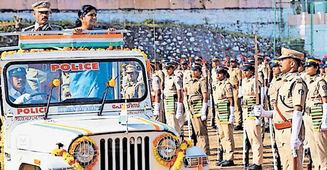 pathanamthitta-j-chinju-rani
പത്തനംതിട്ട കാതോലിക്കേറ്റ് കോളജ് ഗ്രൗണ്ടിൽ നടത്തിയ റിപ്പബ്ലിക് ദിനാഘോഷത്തിൽ മന്ത്രി ജെ.ചിഞ്ചുറാണി പരേഡ് പരിശോധിക്കുന്നു.