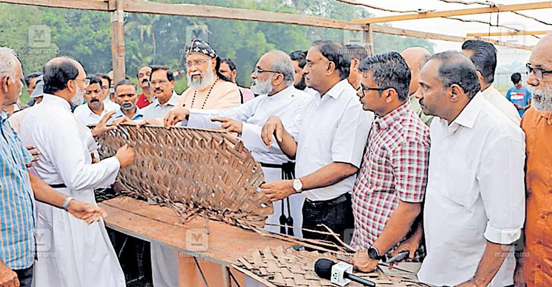 മാരാമൺ കൺവൻഷന്റെ പന്തലിന്റെ ഓലമേയൽ മാർത്തോമ്മാ സുവിശേഷ പ്രസംഗസംഘം പ്രസിഡന്റ്  ഡോ. ഐസക് മാർ പീലക്‌സിനോസിന്റെ പ്രാർഥനയോടെ ആരംഭിക്കുന്നു. ജനറൽ സെക്രട്ടറി റവ.എബി കെ. ജോഷ്വ,  റവ. ജിജി തോമസ്, ഡോ.എബി തോമസ് വാരിക്കാട്,  റവ.ജിജി വർഗീസ്, പ്രഫ. ഏബ്രഹാം പി. മാത്യു, ടിജു എം. ജോർജ്ജ്,തോമസ് കോശി, പി.പി. അച്ചൻകുഞ്ഞ്, മാത്യു ജോൺ, സാം ജേക്കബ്, എം.സി. ജോർജ് കുട്ടി, ജോസ് പി.വയയ്ക്കൽ, ജോർജ് കെ. നൈനാൻ എന്നിവർ സമീപം.  