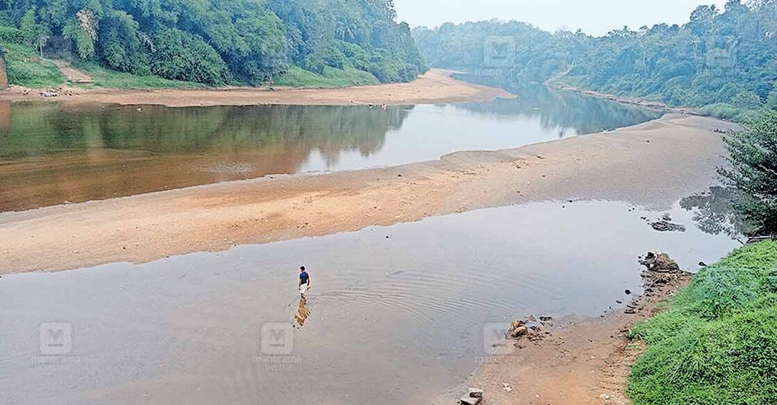 വരളുന്ന പമ്പാനദി. ഐത്തല പള്ളിക്കടവിലെ കാഴ്ച.  