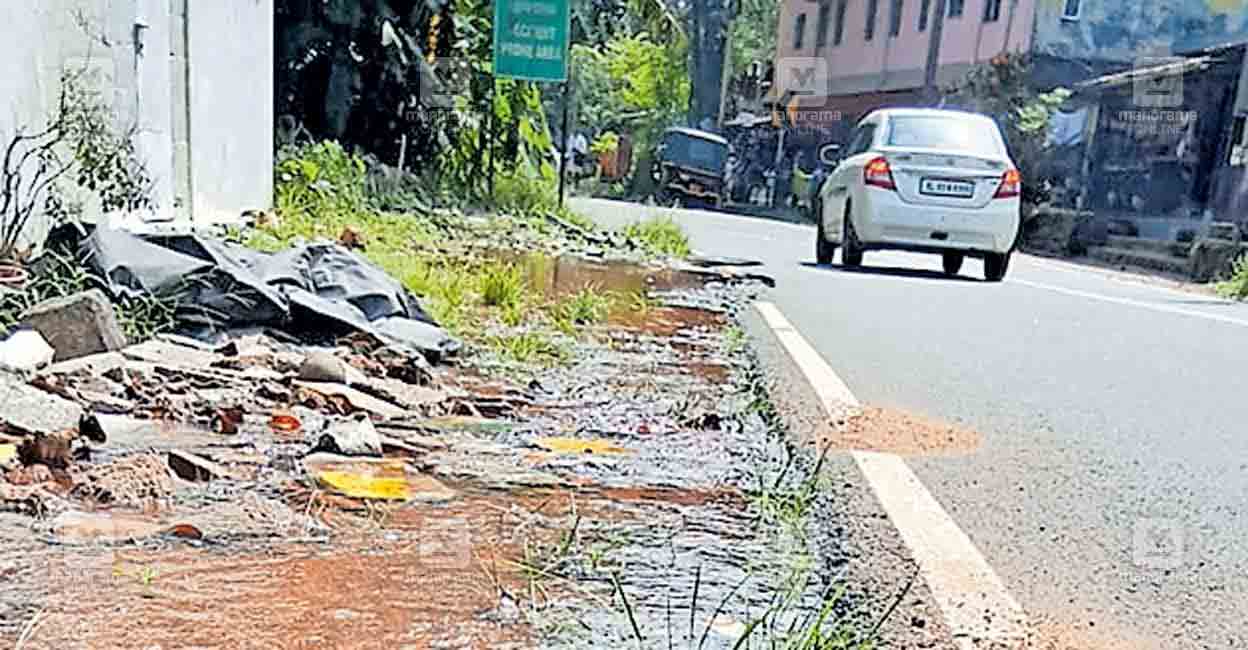കൈതക്കൽ പടിയിൽ പൈപ്പ് പൊട്ടി; റോഡ് തകരുന്നു | Perunad Water Supply ...