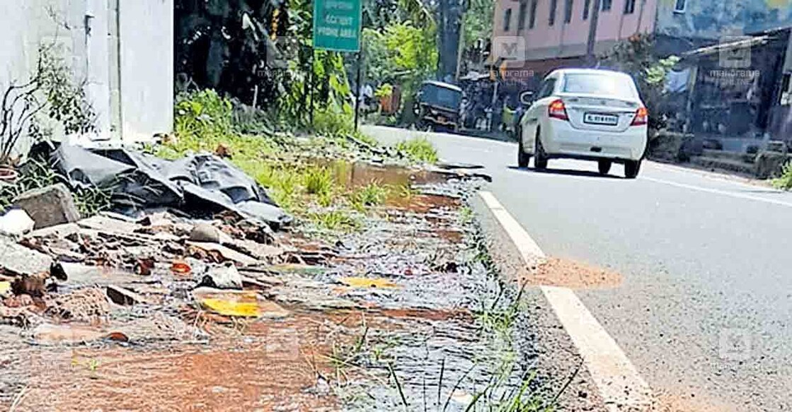 കൈതക്കൽ പടിയിൽ പൈപ്പ് പൊട്ടി; റോഡ് തകരുന്നു | Perunad Water Supply ...
