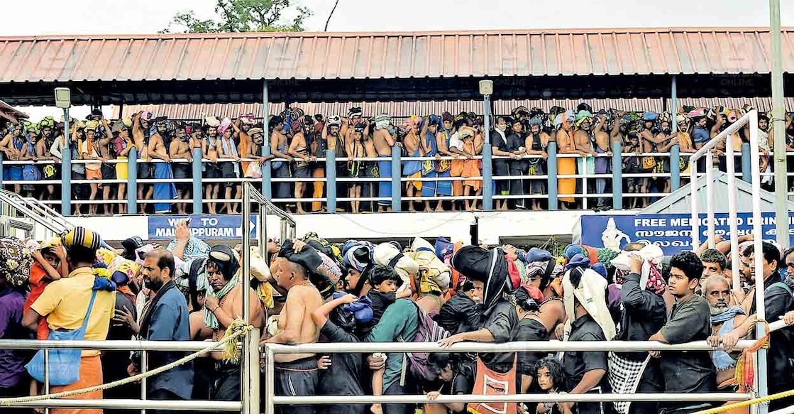 ശബരിമല സന്നിധാനത്ത് ദർശനം കാത്തു നി‍ൽക്കുന്ന തീർഥാടകരുടെ തിരക്ക്
