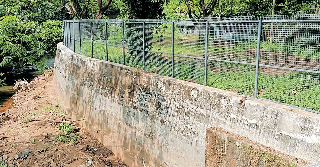 വലിയതോട്ടിൽ മാലിന്യം വഴിച്ചെറിയുന്നതു തടയാൻ വല | Angadi Panchayat ...