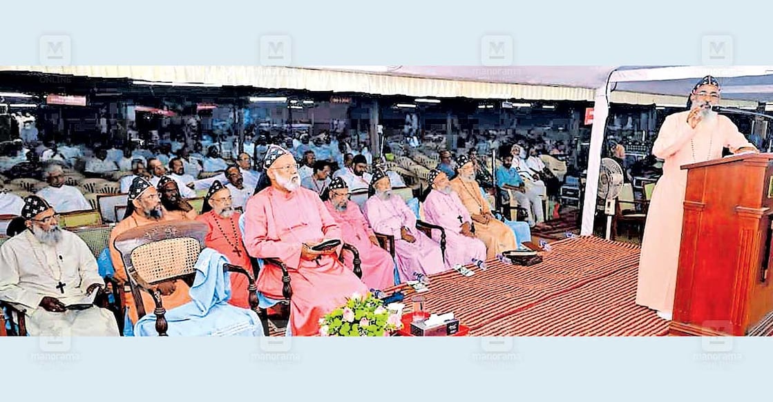maramon-convention മാരാമൺ കൺവൻഷനിൽ ഇന്നലെ സായാഹ്ന യോഗത്തിൽ ഡോ. ജോസഫ് മാർ ഇവാനിയോസ് പ്രസംഗിക്കുന്നു. തോമസ് മാർ തിമോത്തിയോസ്, ഡോ. ഗ്രിഗോറിയോസ് മാർ സ്തേഫാനോസ്, സഖറിയാസ് മാർ അപ്രേം, മാത്യൂസ് മാർ സെറാഫിം, ഡോ. മാത്യൂസ് മാർ മക്കാറിയോസ്, ഡോ. ഏബ്രഹാം മാർ പൗലോസ്, ഡോ. ജോസഫ് മാർ ബർന്നബാസ് സഫ്രഗൻ മെത്രാപ്പൊലീത്ത, ഡോ. യുയാക്കിം മാർ കൂറിലോസ് സഫ്രഗൻ മെത്രാപ്പൊലീത്ത. ഡോ. ഐസക് മാർ പീലക്സിനോസ് എന്നിവർ സമീപം.