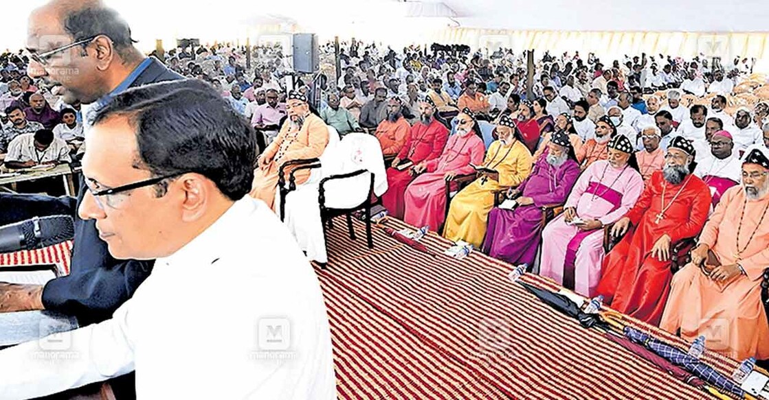 pathanamthitta-convention മാരാമൺ കൺവൻഷനിൽ ഇന്നലെ നടന്ന എക്യുമെനിക്കൽ സമ്മേളനം അഖില ലോക സഭാ കൗൺസിൽ ജനറൽ സെക്രട്ടറി റവ. ഡോ. ജെറി പിള്ളൈ മുഖ്യ സന്ദേശം നൽകുന്നു. അധ്യക്ഷൻ ഡോ. ഏബ്രഹാം മാർ പൗലോസ്, പരിഭാഷകൻ റവ. മാത്യു സ്കറിയ എന്നിവർ വേദിയിൽ. മാത്യൂസ് മാർ സെറാഫിം, സഖറിയാസ് മാർ അപ്രേം, ഡോ. മാത്യൂസ് മാർ മക്കാറിയോസ്, തോമസ് മാർ തിമോത്തിയോസ്, ഡോ.
ജോസഫ് മാർ ബർന്നബാസ് സഫ്രഗൻ മെത്രാപ്പൊലീത്ത, ഡോ. ജോഷ്വ മാർ ഇഗ്നാത്തിയോസ്, ആർച്ച് ബിഷപ് കുര്യാക്കോസ് മാർ
സേവേറിയോസ് വലിയ മെത്രാപ്പൊലീത്ത, ഡോ.ഐസക് മാർ പീലക്സിനോസ്, ഗ്രിഗോറിയോസ് മാർ സ്തേഫാനോസ്, ഡോ.
തിയഡോഷ്യസ് മാർത്തോമ്മാ മെത്രാപ്പൊലീത്ത, മാത്യൂസ് മാർ അന്തിമോസ്, ഗീവർഗീസ് മാർ അപ്രേം, ഡോ. തോമസ് മാർ തീത്തോസ്,
ബിഷപ് തോമസ് സാമുവൽ, ബിഷപ് സെൽവിസ്റ്റർ പൊന്നുമുത്തൻ, ഡോ. സാമുവൽ മാർ ഐറേനിയസ്, ബിഷപ് തോമസ് കെ. ഉമ്മൻ, ബിഷപ് ജോർജ് ഈപ്പൻ തുടങ്ങിയവർ സമീപം. ചിത്രം: മനോരമ