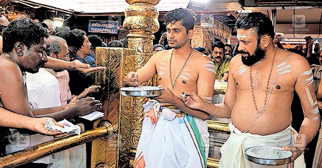 കുംഭമാസ പൂജയ്ക്കു ശബരിമല ക്ഷേത്ര നട തുറന്ന ശേഷം തന്ത്രിമാരായ കണ്ഠര് രാജീവര്, കണ്ഠര് ബ്രഹ്‌മദത്തൻ എന്നിവർ ഭക്തർക്കു പ്രസാദം നൽകുന്നു.  
