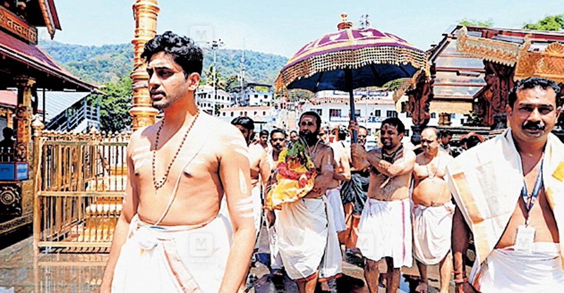 കുംഭമാസപ്പുലരിയിൽ ശബരിമലയിൽ നടന്ന കളഭാഭിഷേകത്തിനുള്ള ബ്രഹ്മകലശം തന്ത്രി കണ്ഠര് ബ്രഹ്മദത്തൻ, മേൽശാന്തി 
അരുൺകുമാർ നമ്പൂതിരി എന്നിവർ ചേർന്ന് ആഘോഷമായി 
ശ്രീകോവിലിലേക്ക് കൊണ്ടുപോകുന്നു. 