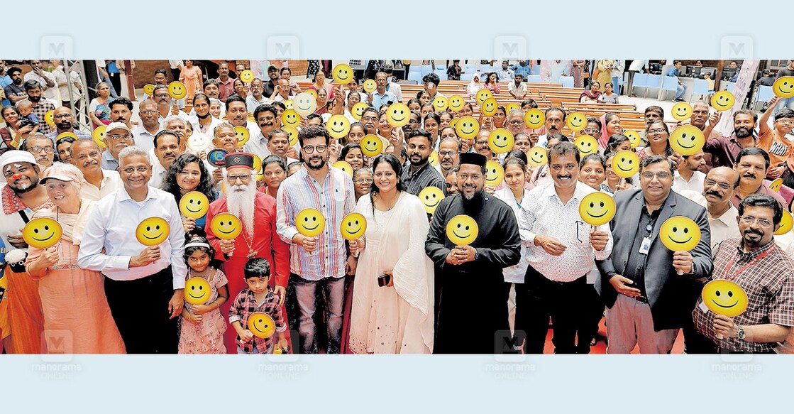 മനോരമ ന്യൂസ് തിരുവല്ല ബിലീവേഴ്സ് മെഡിക്കൽ കോളജുമായി ചേർന്ന് നടത്തുന്ന സാമൂഹിക പ്രതിബദ്ധതാ ദൗത്യം ‘കേരള കാൻ’ ഒൻപതാം പതിപ്പിന്റെ ഉദ്ഘാടനം ബിലീവേഴ്സ് ഈസ്റ്റേൺ ചർച്ച് അധ്യക്ഷൻ ഡോ. മാർ സാമുവൽ തെയോഫിലോസ് മെത്രാപ്പൊലീത്ത സ്മൈലി ഉയർത്തി നിർവഹിക്കുന്നു. എംഎംടിവി സിഇഒ പി.ആർ.സതീഷ്, എംഎംടിവി സെയിൽസ് ആൻഡ് മാർക്കറ്റിങ് ഹെഡ് സ്മിത നാരായണൻ, ചലച്ചിത്രതാരങ്ങളായ രമേഷ് പിഷാരടി, സ്മിനു സിജോ, ബിലീവേഴ്സ് ആശുപത്രി മാനേജർ ഫാ. സിജോ പന്തപ്പള്ളിൽ, മനോരമ ന്യൂസ് ചീഫ് കോഓർഡിനേറ്റിങ് എഡിറ്റർ റോമി മാത്യു, ഡോ. ജോംസി ജോർജ് തുടങ്ങിയവർ സമീപം. ചിത്രം:മനോരമ