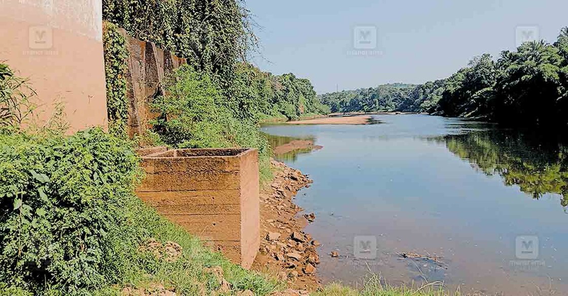 റാന്നി മേജർ ജല വിതരണ പദ്ധതിയുടെ പമ്പാനദിയിലെ മുണ്ടപ്പുഴ ചന്തക്കടവിലെ കിണറിനോടു ചേർന്ന് വെള്ളം വറ്റിയ നിലയിൽ.  
