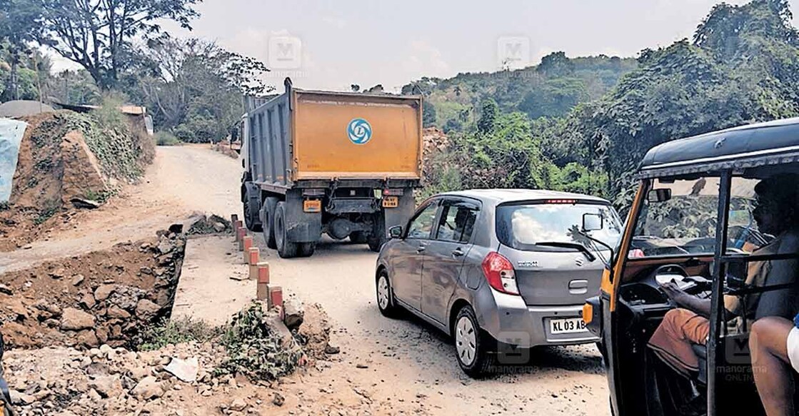 റാന്നി–കോഴഞ്ചേരി പാതയിലെ പുതമൺ പാലത്തോടു ചേർന്ന നിർമിച്ചിട്ടുള്ള താൽക്കാലിക റോഡിൽ മെറ്റൽ ചിതറിക്കിടക്കുന്നു. വിലക്കു ലംഘിച്ച് ടോറസ് ഓടുന്നതും കാണാം.  
