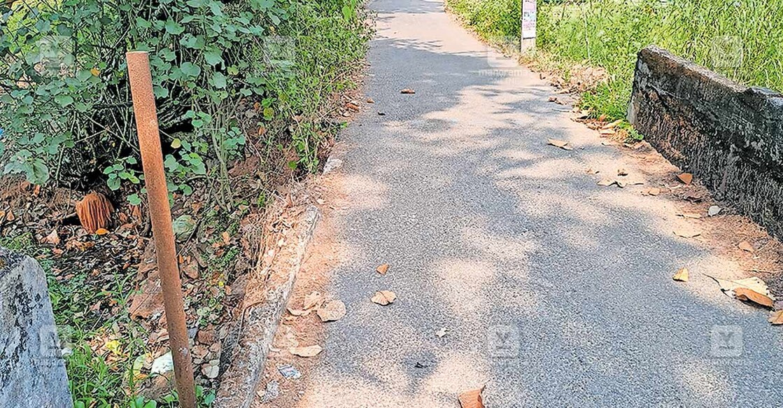 ഇടിഞ്ഞില്ലം പ്ലാംചുവട് – മുട്ടത്തുപടി റോഡിലെ കൈവരി തകർന്ന മുട്ടത്തുപടി പാലം  
