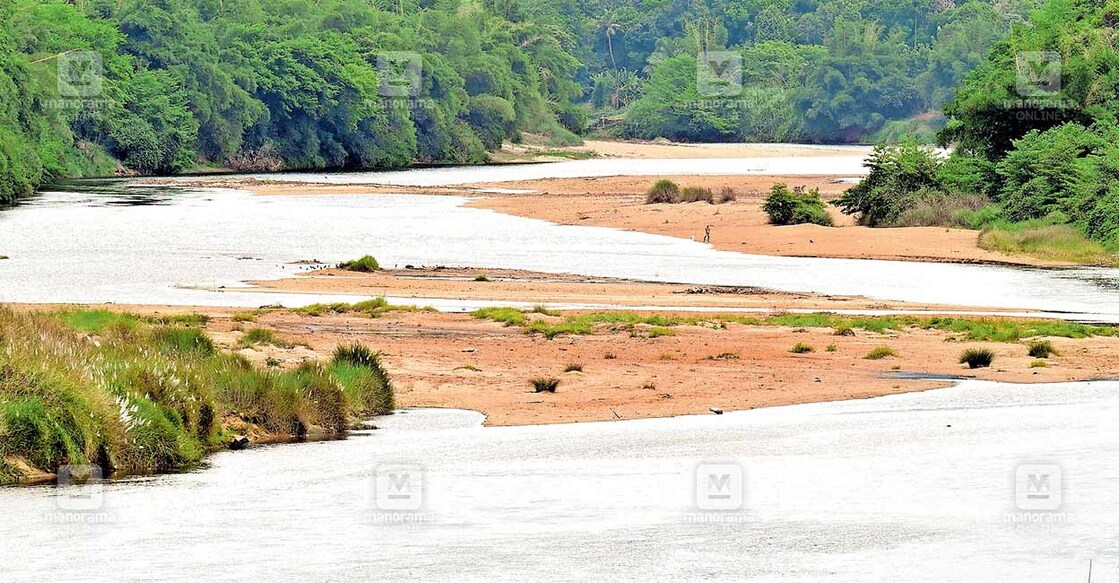 കണ്ണീർപ്പുഴ...
നീരൊഴുക്ക് കുറഞ്ഞ പമ്പാ നദിയിൽ മണൽത്തിട്ട രൂപപ്പെട്ടപ്പോൾ. വാഴക്കുന്നം നീർപ്പാലത്തിൽ നിന്നുള്ള കാഴ്ച.  
