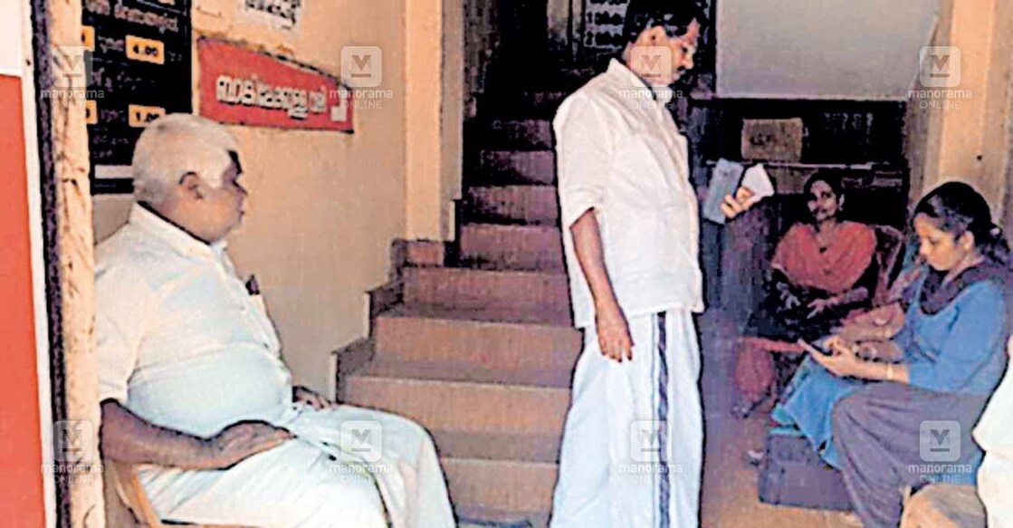 പയ്യനാമൺ താവളപ്പാറ ആനന്ദഭവനം പി.ആനന്ദനും കുടുംബവും കഴിഞ്ഞ നവംബറിൽ കോന്നി ആർസിബിക്കു മുൻപിൽ നടത്തിയ സമരത്തിൽനിന്ന് (ഫയൽ ചിത്രം).