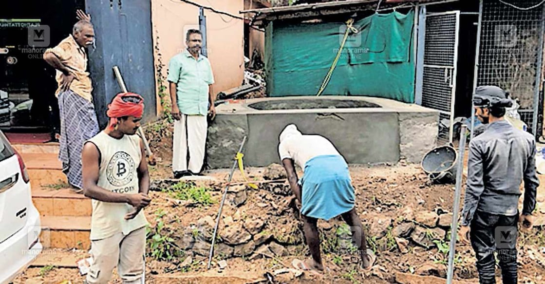 ശോച്യാവസ്ഥയിലായ പൊതുകിണറിന്റെ നവീകരണ പ്രവൃത്തികൾ ആരംഭിച്ചപ്പോൾ.  