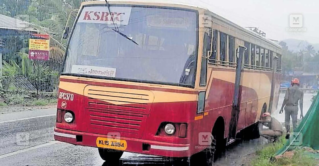 കിഴവള്ളൂർ പള്ളിപ്പടി ഭാഗത്ത് കെഎസ്ആർടിസി ബസിനടിയിൽ നിന്നു പുക ഉയർന്നത് അഗ്നിരക്ഷാസേന പരിശോധിക്കുന്നു.  
