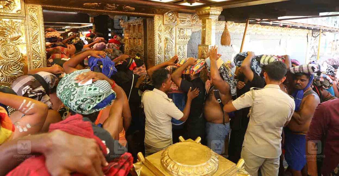 മീനമാസ പൂജകള്‍ക്കായി ശബരിമല നട തുറന്നപ്പോൾ.