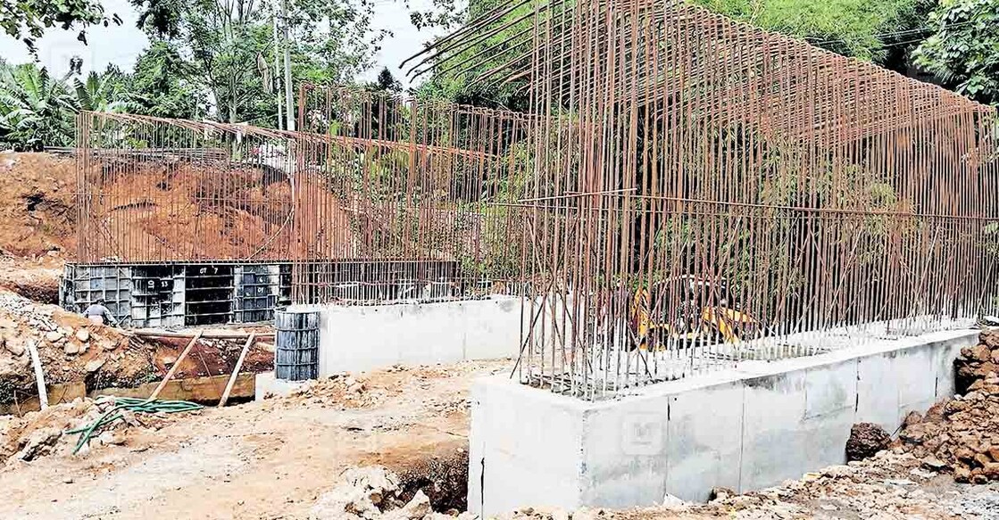 റാന്നി–കോഴഞ്ചേരി ശബരിമല പാതയിൽ നിർമാണത്തിലിരിക്കുന്ന പുതമൺ പാലം.  

