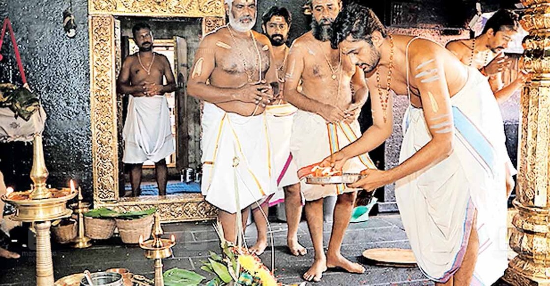 ശബരിമലയിൽ തന്ത്രി കണ്ഠര് ബ്രഹ്മദത്തന്റെ കാർമികത്വത്തിൽ നടന്ന കളഭപൂജ. മേൽശാന്തി എസ്.അരുൺ കുമാർ നമ്പൂതിരി സമീപം.  
