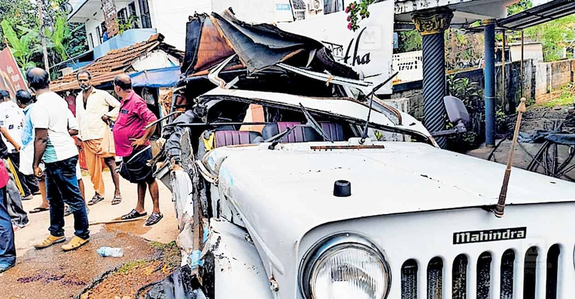 അ‍ടൂർ പതിനാലാംമൈലിൽ സ്വകാര്യ ബസുമായി കൂട്ടിയിടിച്ച് 
അപകടത്തിൽപ്പെട്ട ജീപ്പ്.  
