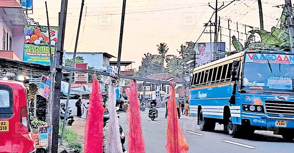 കോഴഞ്ചേരി തെക്കേമലയിൽ നിന്ന് പത്തനംതിട്ടയിലേക്ക് തിരിയുമ്പോൾ സൗത്ത് ഇന്ത്യൻ ബാങ്കിന് സമീപം സ്ഥാപിച്ച ദിശ ബോർഡ് ദ്രവിച്ച് തകർന്ന നിലയിൽ. വാഹന യാത്രക്കാരുടെ സുരക്ഷയ്ക്കായി കമ്പിയിൽ ആരോ ചുവന്ന പ്ലാസ്റ്റിക് ചാക്ക് കെട്ടിയിരിക്കുന്നത് കാണാം.  
