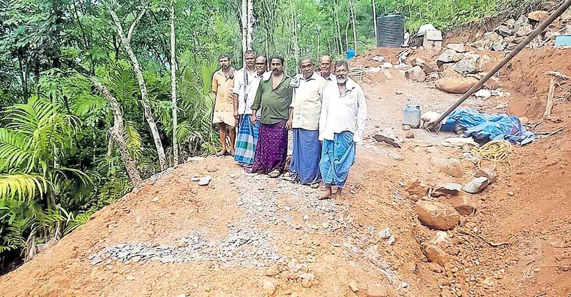 നഷ്ടപരിഹാരം നൽകാത്തതിൽ പ്രതിഷേധിച്ച്  കക്കാട് ഗ്യാസ്  അധിഷ്ഠിത   സബ് സ്റ്റേഷനുമായി  ബന്ധപ്പെട്ട് പുതിയതായി ടവർ നിർമിക്കുന്ന ന സ്ഥലത്തേക്കു ആരേയും പ്രവേശിപ്പിക്കാതെ  സ്ഥല ഉടമകൾ തടഞ്ഞപ്പോൾ. 