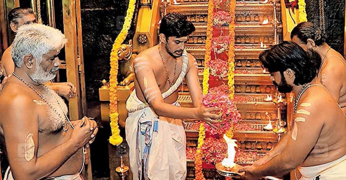ശബരിമലയിൽ തന്ത്രി കണ്ഠര് ബ്രഹ്മദത്തന്റെ കാർമികത്വത്തിൽ നടന്ന പടിപൂജ. മേൽശാന്തി  അരുൺ കുമാർ നമ്പൂതിരി സമീപം.  