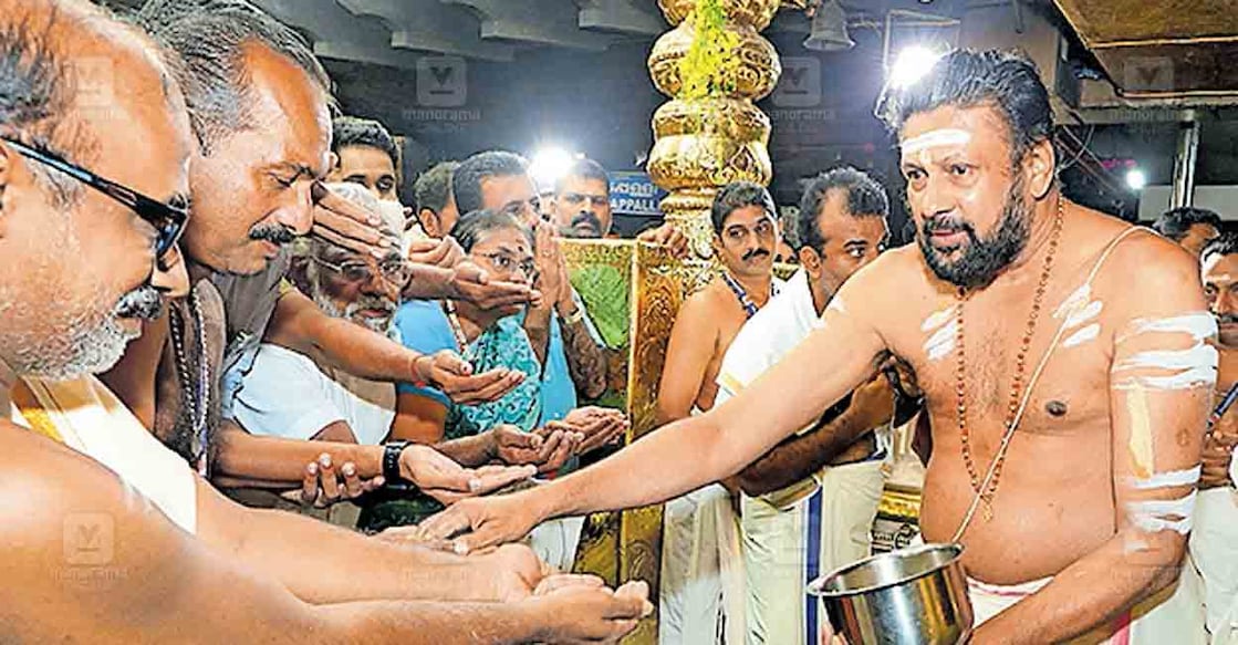 ശബരിമലയിൽ വിഷുക്കണി ദർശനത്തിനെത്തിയ തീർഥാടകർക്ക് തന്ത്രി കണ്ഠര് രാജീവ് വിഷുക്കൈനീട്ടം നൽകുന്നു. 