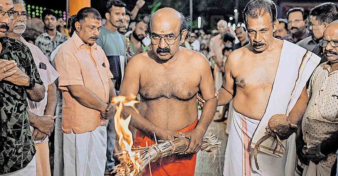 കര ദേവതയായ ഭഗവതിക്കു മുൻപിൽ കോലങ്ങൾ കളം നിറഞ്ഞാടുന്ന കടമ്മനിട്ട പടയണിക്ക് ആശാൻ കടമ്മനിട്ട പ്രസന്നകുമാർ ചൂട്ടുവെയ്ക്കുന്നു. മുറിച്ചു ഫലം പറയാനുള്ള തേങ്ങയുമായി ഐക്കാട്ട് രാധാകൃഷ്ണ കുറുപ്പ് സമീപം. രാവിനെ പകലാക്കി ഗ്രാമം മുഴുവൻ  കടമ്മനിട്ട കാവിന്റെ മുറ്റത്തു കാത്തിരിക്കും.  
