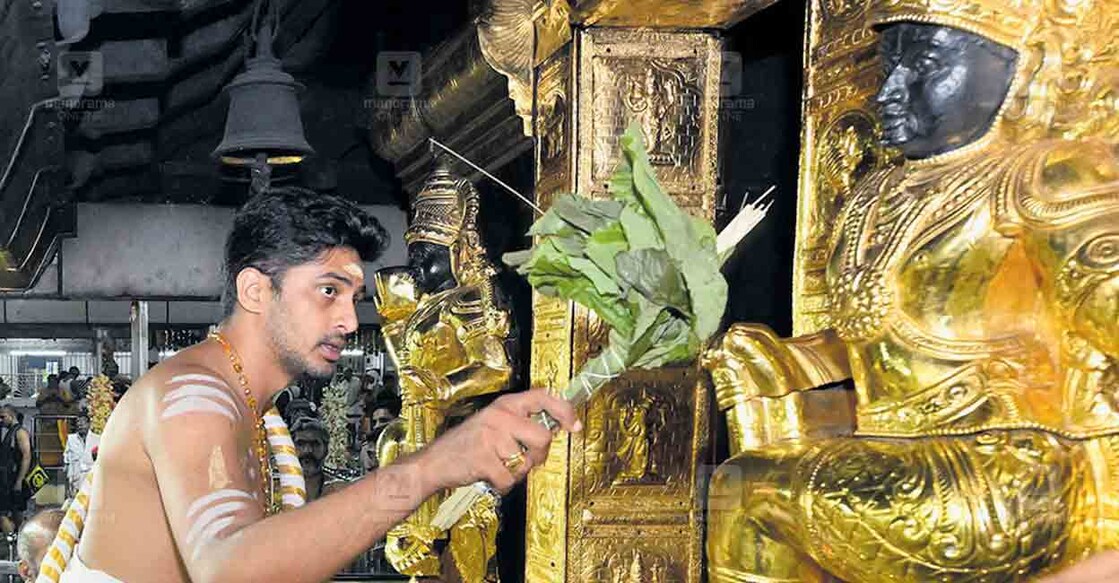 പുണ്യംനുകരാൻ...ശബരിമല ഉത്സവത്തിനായി അയ്യപ്പ വിഗ്രഹവും ശ്രീലകവും ഒരുക്കുന്നതിനായി തന്ത്രി കണ്ഠര് ബ്രഹ്മദത്തിന്റെ കാർമികത്വത്തിൽ നടന്ന ശുദ്ധിക്രിയ. ചിത്രം: ഹരിലാൽ /മനോരമ  
