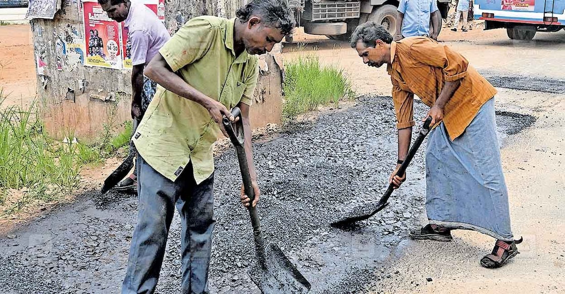 pathanamthitta-road-fixing പത്തനംതിട്ട സ്വകാര്യ ബസ് സ്റ്റാൻഡിനു സമീപത്തെ കുഴികൾ ടാർ ചെയ്യുന്നു. ചിത്രം: മനോരമ
