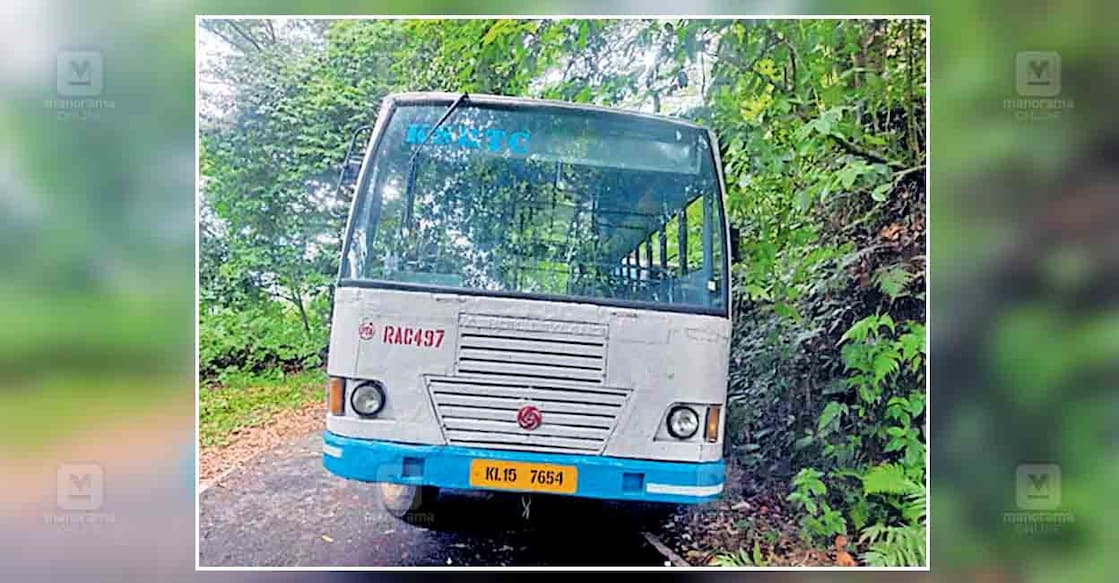 pathanamthitta-ksrtc-bus മൂഴിയാർ അരണമുടിയിൽ വനത്തിൽ കുടുങ്ങിയ പത്തനംതിട്ട–ഗവി–കുമളി കെഎസ്ആർടിസി ബസ്.