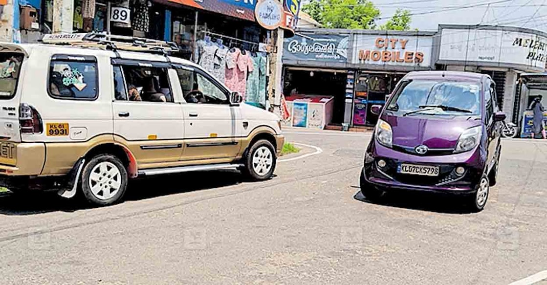 മല്ലപ്പള്ളി സെൻട്രൽ ജംക്‌‌ഷനിൽനിന്ന് വൺവേ തെറ്റിച്ചു തിരുവല്ല റോഡിലേക്കു പ്രവേശിക്കുന്ന വാഹനം.  