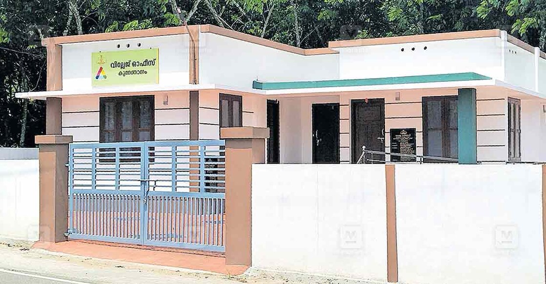 ഉദ്ഘാടനം നടത്തി 2 മാസം പിന്നിട്ടിട്ടും പ്രവർത്തനം തുടങ്ങാതെ കിടക്കുന്ന കുന്നന്താനം വില്ലേജ് 
ഓഫിസിനായി നിർമിച്ച പുതിയ കെട്ടിടം.  