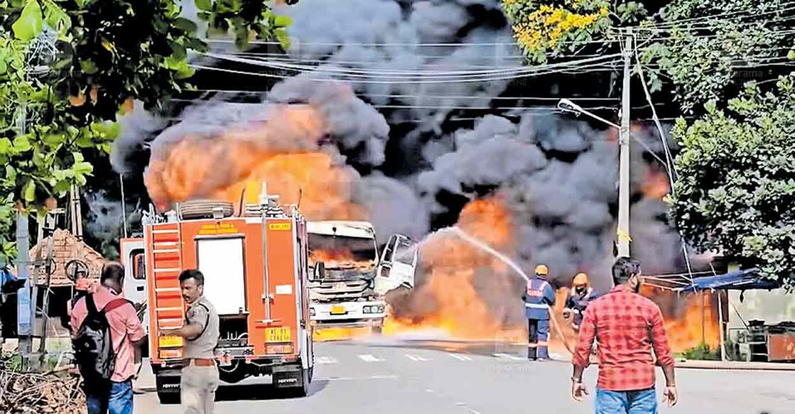 thihruvalla-lorry-on-fire തിരുവല്ല മനയ്ക്കച്ചിറയിൽ ടിപ്പർലോറിക്ക് തീപിടിച്ചത് അണയ്ക്കുന്ന അഗ്നിരക്ഷാ സേന.