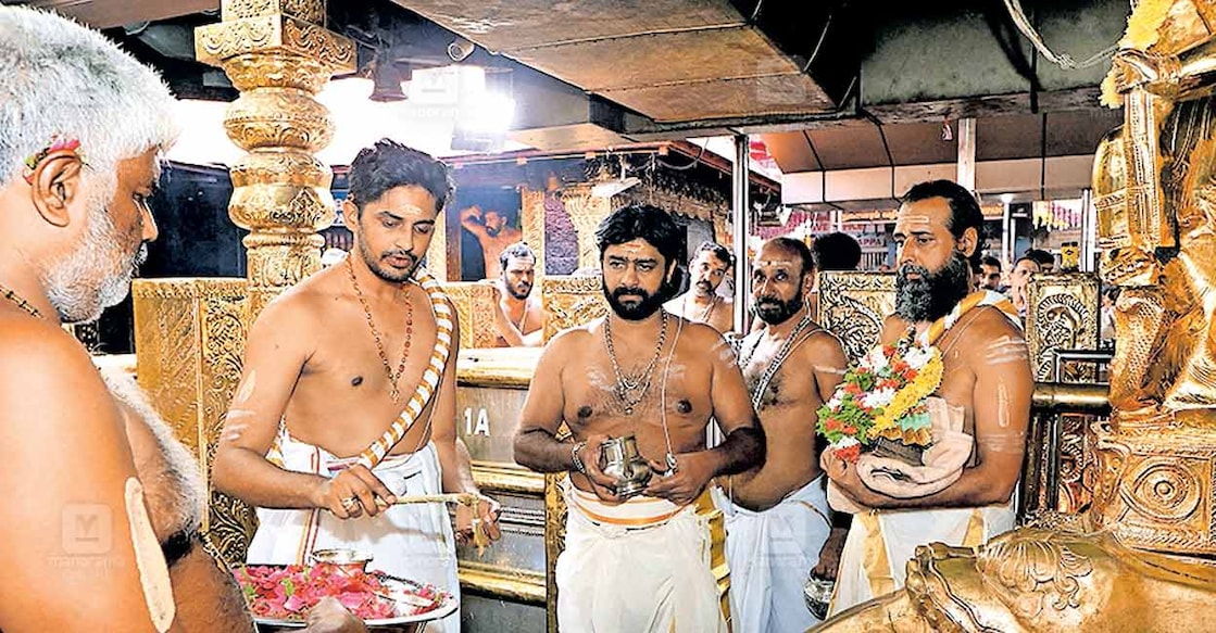 sabarimala-temple ശബരിമലയിൽ ഉത്സവബലിക്കായി ദേവനെ പുറത്തേക്ക് എഴുന്നള്ളിച്ച ശേഷം തന്ത്രി കണ്ഠര് ബ്രഹ്മദത്തന്റെ കാർമികത്വത്തിൽ ഹവിസ്സ് അർപ്പിക്കുന്നു. മേൽശാന്തി അരുൺകുമാർ നമ്പൂതിരി സമീപം.