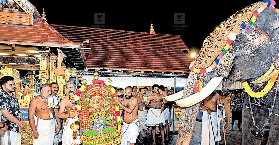 shabarimala ശബരിമലയിൽ ഏഴാം ഉത്സവത്തോടനുബന്ധിച്ചു ശ്രീഭൂതബലിക്കു ശേഷം വിളക്കെഴുന്നള്ളിപ്പിനായി
അയ്യപ്പന്റെ തിടമ്പ് പുറത്തേക്ക് എത്തിക്കുന്നു.