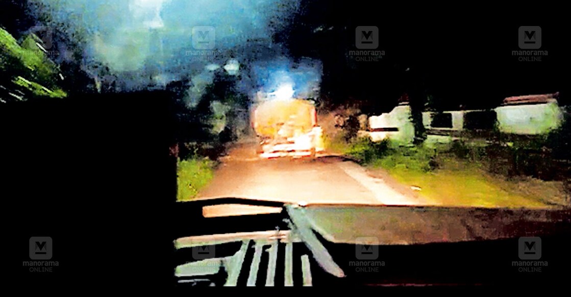 ns2-mannady-toilet-waste-police മണ്ണടി മുടിപ്പുര ഭാഗത്ത് ശുചിമുറി മാലിന്യം തള്ളാൻ എത്തിയ ടാങ്കർ ലോറിയെ പൊലീസ് വാഹനം പിന്തുടർന്നപ്പോൾ. (വിഡിയോ ദൃശ്യം)