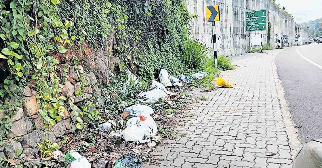 ns7-ranni-waste-issue പുനലൂർ–മൂവാറ്റുപുഴ പാതയിൽ മൂഴിയാർ ജംക്ഷനും മണ്ണാറക്കുളഞ്ഞി ജംക്ഷനും മധ്യേ വശത്ത് വലിച്ചെറിഞ്ഞിരിക്കുന്ന മാലിന്യം.
