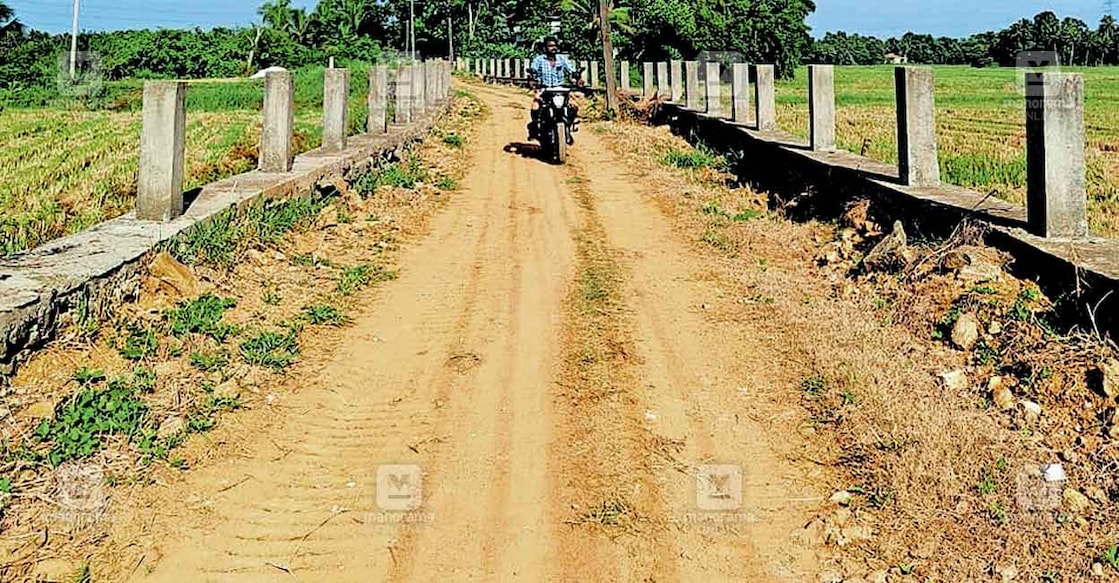 pathanamthitta-road
റീബിൽഡ് കേരളയിൽ പണം അനുവദിച്ച് നിർമാണം പൂർത്തിയാകാതെ കിടക്കുന്ന ചാത്തങ്കരി ജനസേവ റോഡ്.