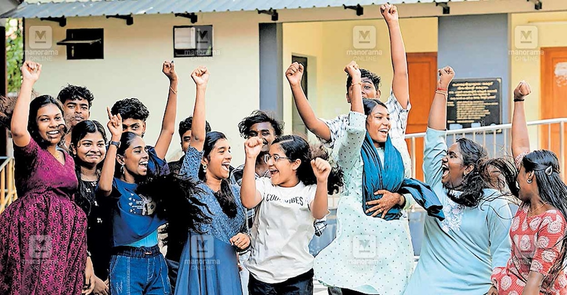 pathanamthitta-students ആഹ്ലാദനിമിഷം...എസ്എസ്എൽസി പരീക്ഷാ ഫലമറിഞ്ഞശേഷം ആഹ്ലാദം പങ്കിടുന്ന വിദ്യാർഥികൾ. കോന്നി ഗവ. ഹയർസെക്കൻഡറി സ്കൂളിൽ നിന്നുള്ള കാഴ്ച. ചിത്രം: മനോരമ