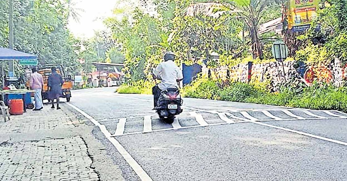 ns1-vadasserikara-road-curve മണ്ണാറക്കുളഞ്ഞി–പ്ലാപ്പള്ളി ശബരിമല പാതയിൽ ചമ്പോൺ വലിയ വളവിലെ അപകടക്കെണിയായ ഹംപ്.