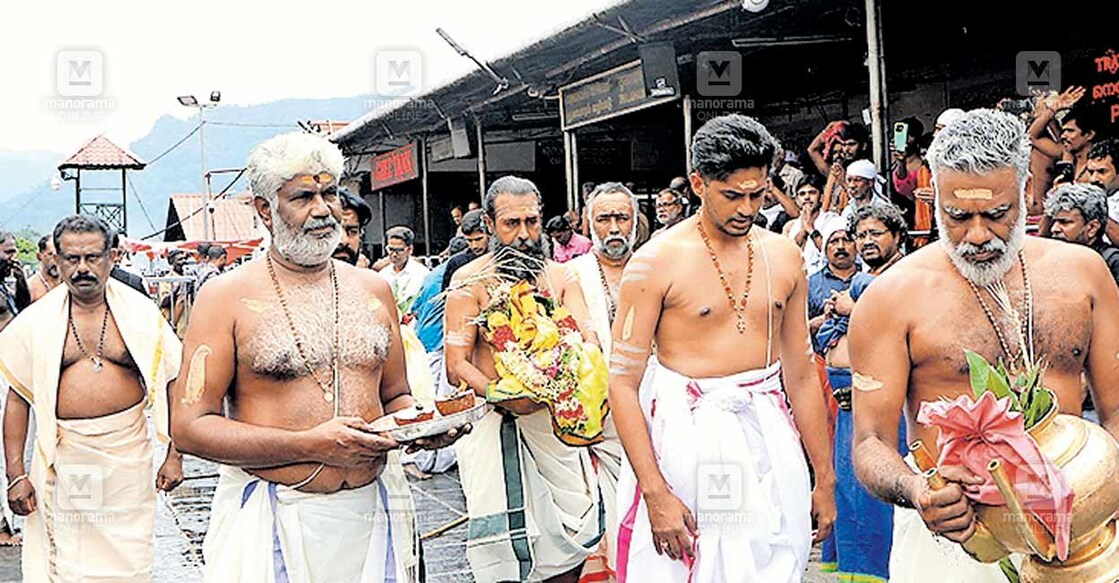 
ശബരിമലയിൽ സഹസ്രകലശാഭിഷേകത്തിനുള്ള ബ്രഹ്മകലശം തന്ത്രി കണ്ഠര് ബ്രഹ്മദത്തൻ, മേൽശാന്തി എസ്.അരുൺകുമാർ നമ്പൂതിരി എന്നിവർ ചേർന്ന് ആഘോഷമായി ശ്രീകോവിലിലേക്കു കൊണ്ടുപോകുന്നു.  
