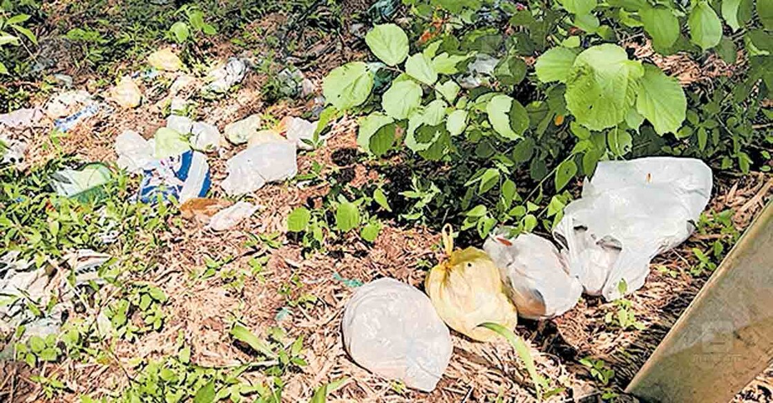 pathanamthitta-forest-area-waste ചെത്തോങ്കര–അത്തിക്കയം പാതയോടു ചേർന്ന് കരികുളം വനത്തിൽ തള്ളിയിരിക്കുന്ന മാലിന്യം.
