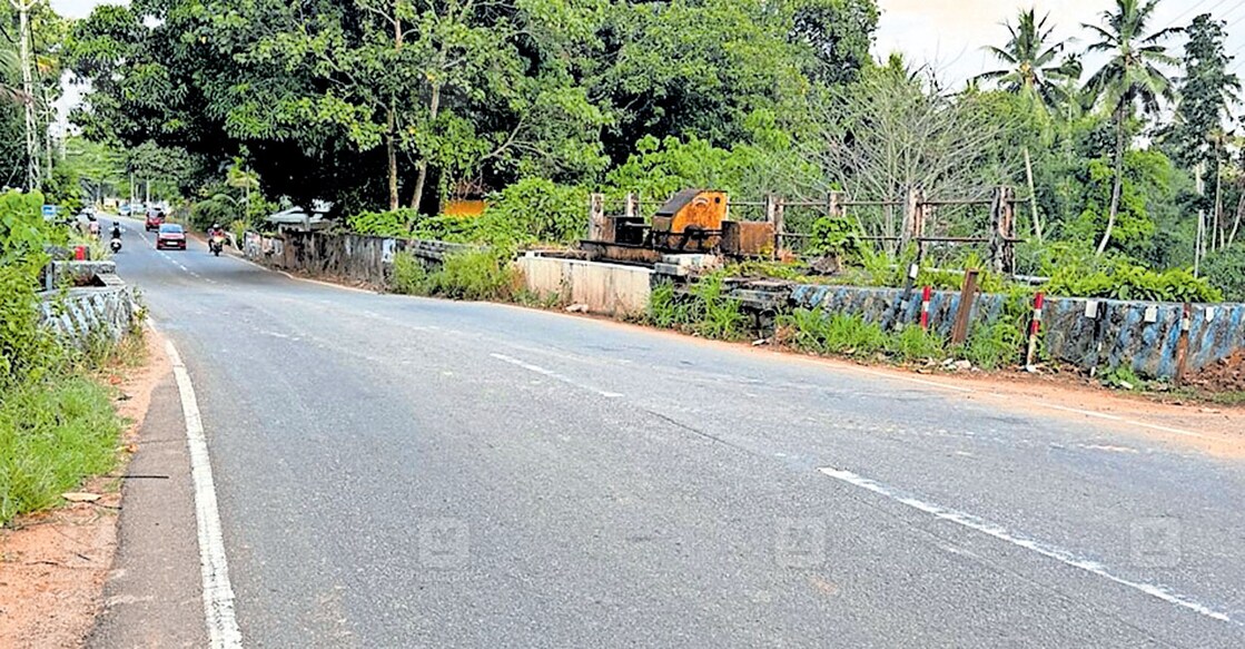 tk-road-thiruvalla തിരുവല്ല–കുമ്പഴ (ടികെ) റോഡിലെ കുപ്പിക്കഴുത്തായ കറ്റോട് പാലം.