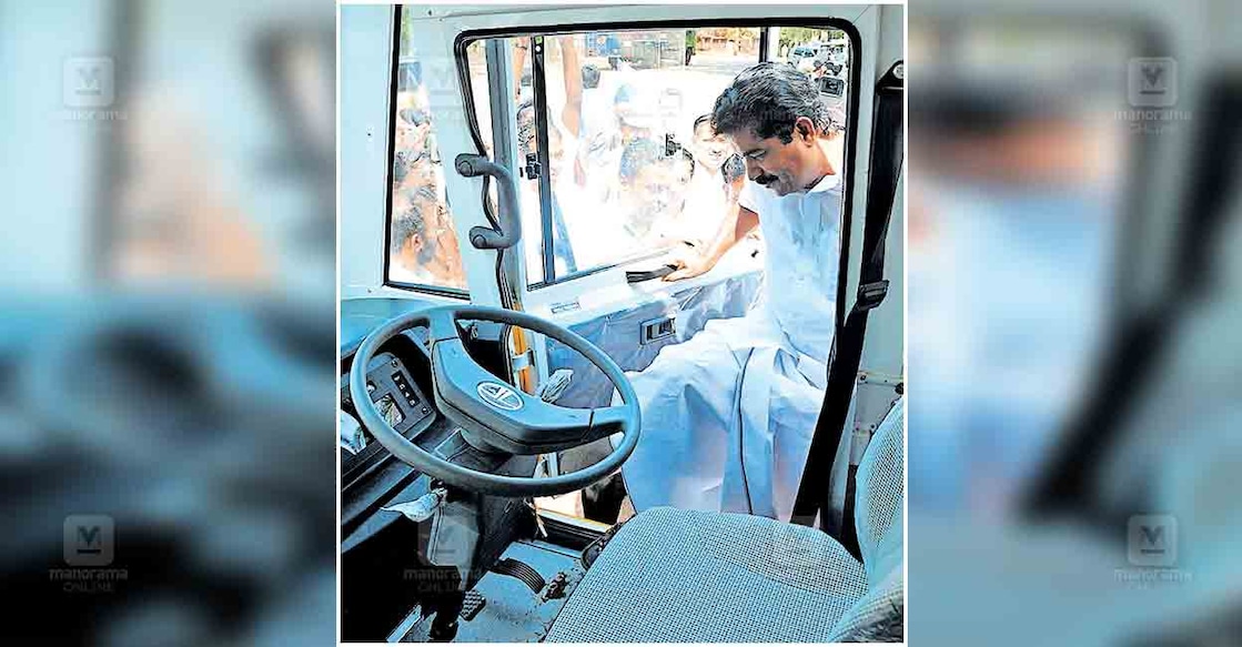 pathanamthitta-adoor-prakash 2011ൽ മന്ത്രിയായിരിക്കെ കാസർഗോഡ് ജില്ലയിലെ ബഡ്സ് സ്കൂളുകൾക്കായുള്ള ബസ് വിതരണ ചടങ്ങിനിടെ ബസുകളിലൊന്ന് അടൂർ പ്രകാശ് ഓടിച്ചപ്പോൾ (ഫയൽ ചിത്രം).
