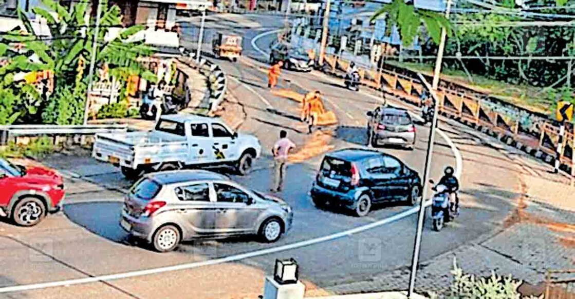 pathanamthitta-diesel-spilled-at-curve-punalur-muvattupuzha-road പുനലൂർ–മൂവാറ്റുപുഴ പാതയിൽ തോട്ടമൺകാവ് അമ്പലം പടിക്കു സമീപമുള്ള വളവിൽ ഡീസൽ വീണ ഭാഗത്ത് ഇന്നലെ രാവിലെ അഗ്നി രക്ഷാസേന അറപ്പു പൊടി വിതറിയപ്പോൾ.