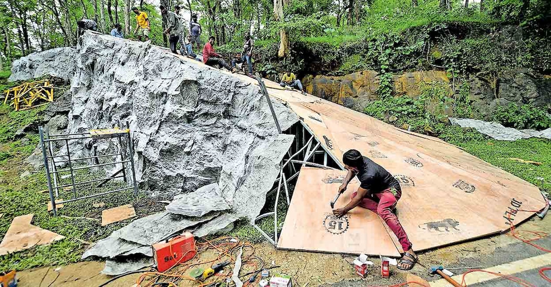 pathanamthitta-ottakomban-movie-set-laha സുരേഷ് ഗോപി നായകനായ ‘ഒറ്റക്കൊമ്പൻ’ സിനിമയുടെ ചിത്രീകരണത്തിനു ശബരിമല വനമേഖലയിൽപെട്ട ളാഹയിൽ സെറ്റ് ഒരുക്കുന്നു. ‘മാളികപ്പുറം’ സിനിമയ്ക്കു ശേഷം ശബരിമല വനമേഖലയിൽ ചിത്രീകരണം നടക്കുന്ന ചിത്രമാണ് ഒറ്റക്കൊമ്പൻ. ചിത്രം∙ റസൽ ഷാഹുൽ/ മനോരമ